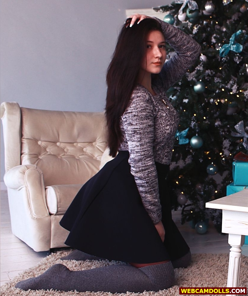 Brunette Teen Girl in Grey Woollen Stockings and Sweater on Webcamdolls