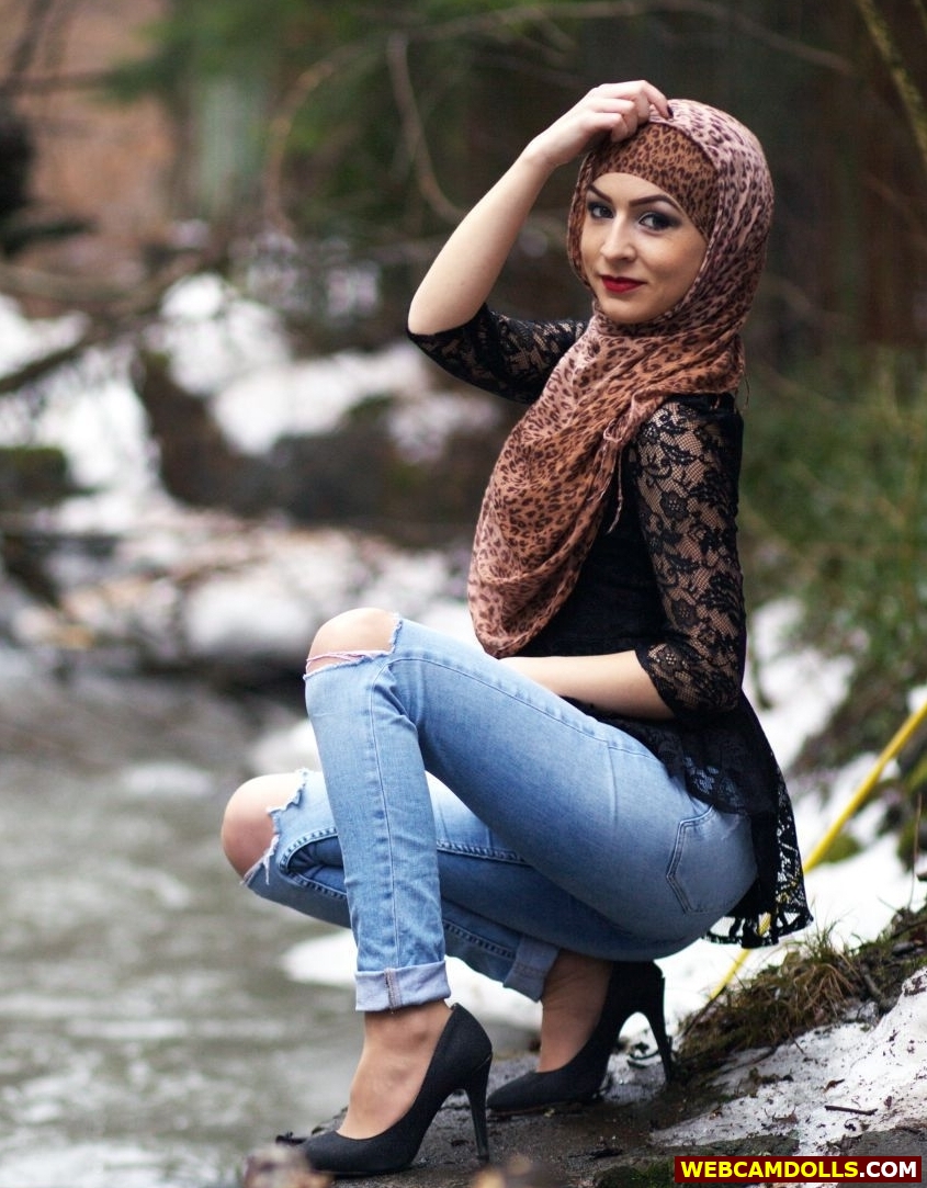 Arab Girl in Ripped Blue Jean and Black Stilettos on Webcamdolls