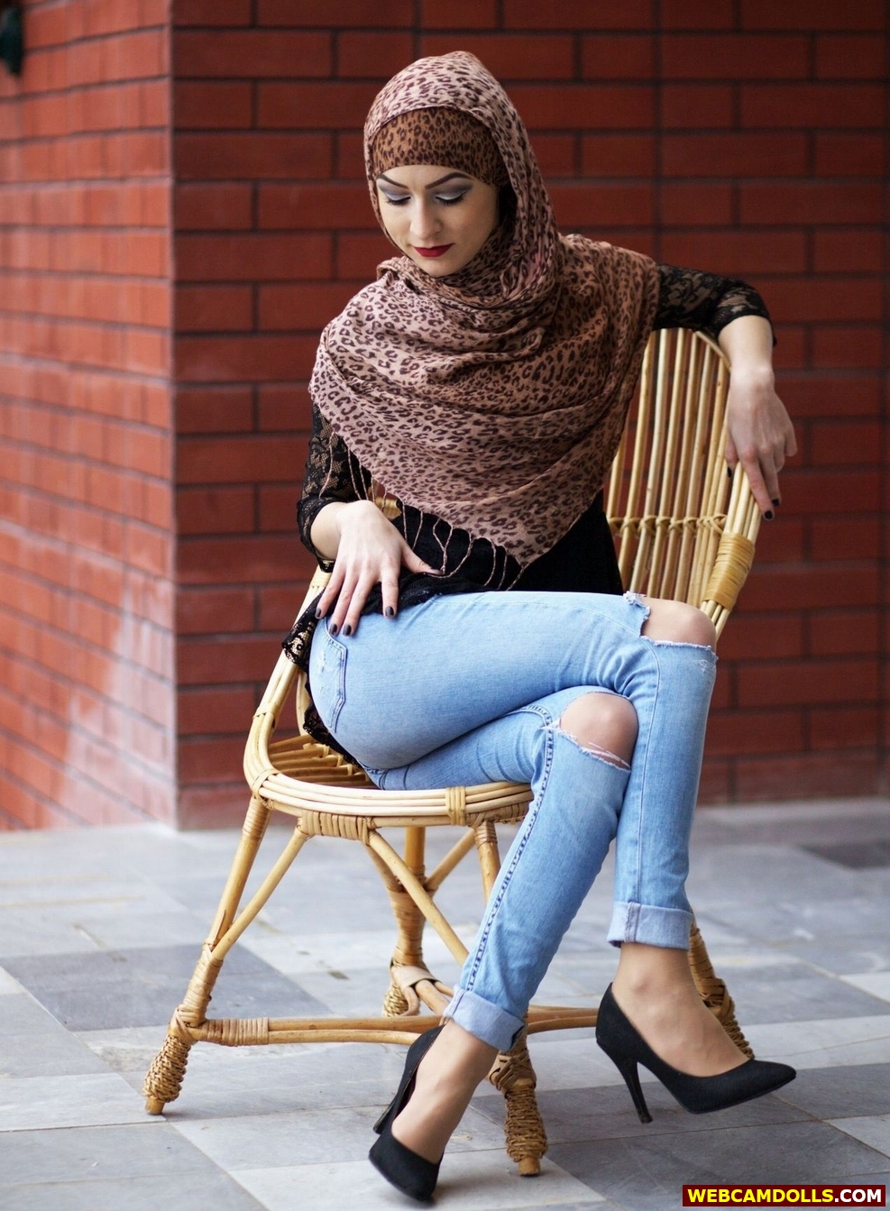 Arab Girl in Ripped Tight Blue Jean and Black Stilettos on Webcamdolls