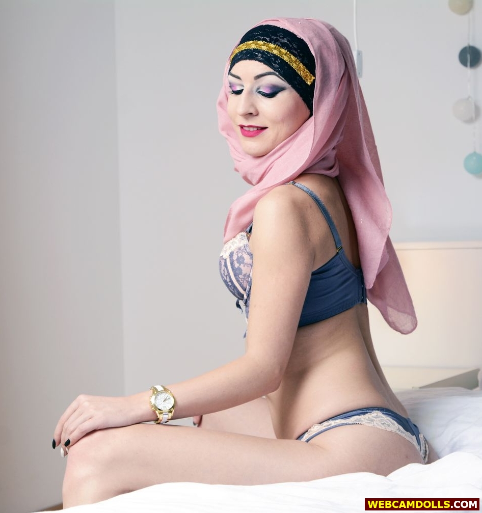 Arab Muslim Girl with Islamic Headscarf in Blue Lingerie on Webcamdolls