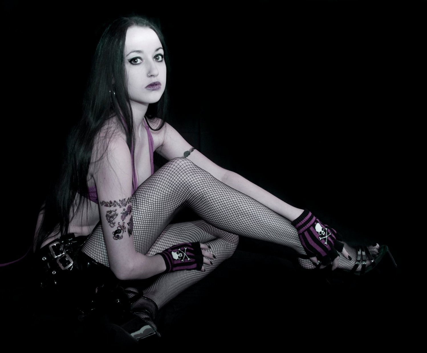 Click on picture to access to online webcam girls in gothic clothes.