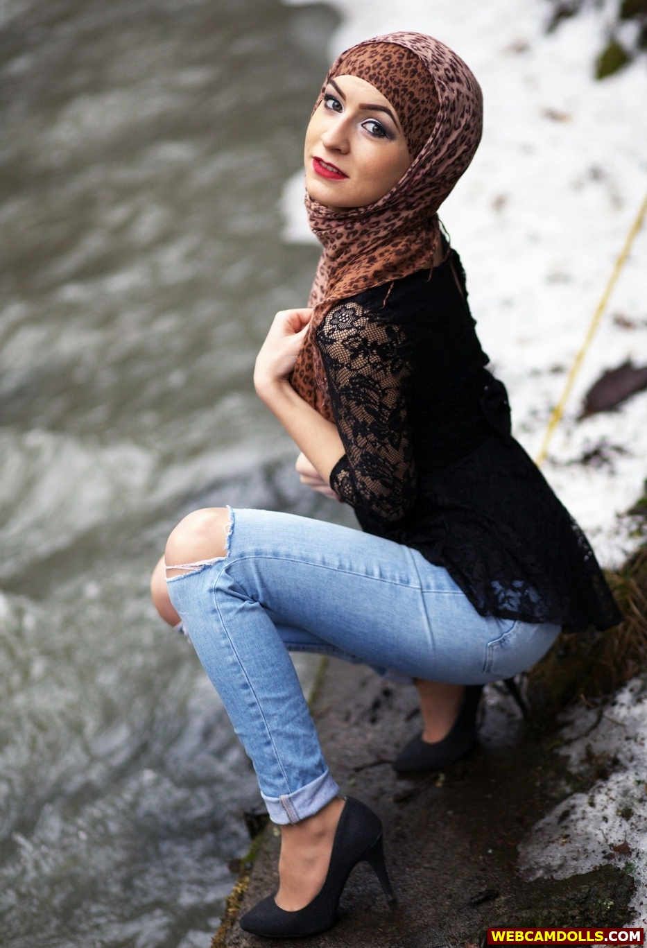 Arab Muslim Girl in Ripped Blue Jean and Black Stilettos on Webcamdolls