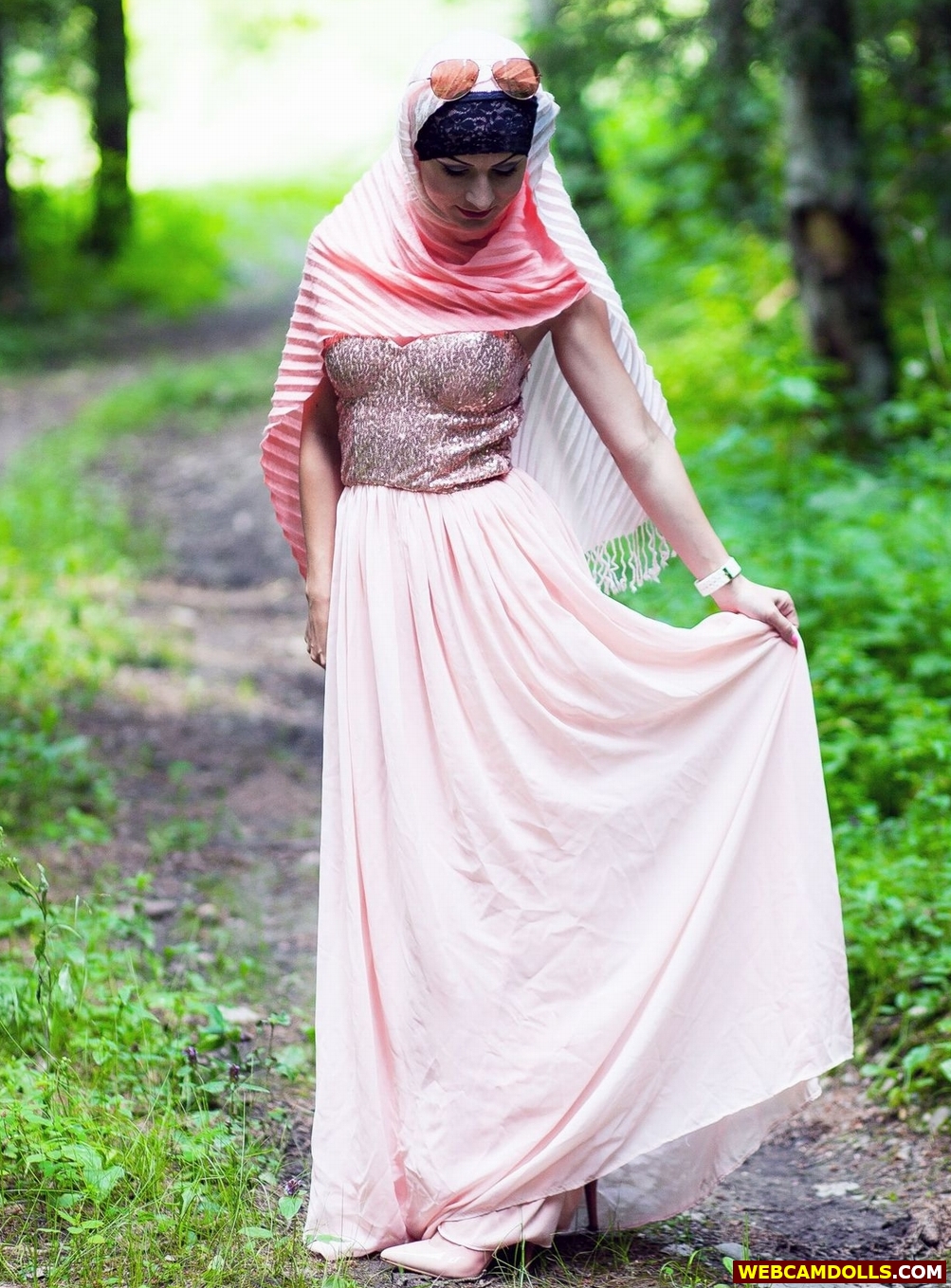 Arab Girl wearing Pink Long Dress and Stilettos on Webcamdolls