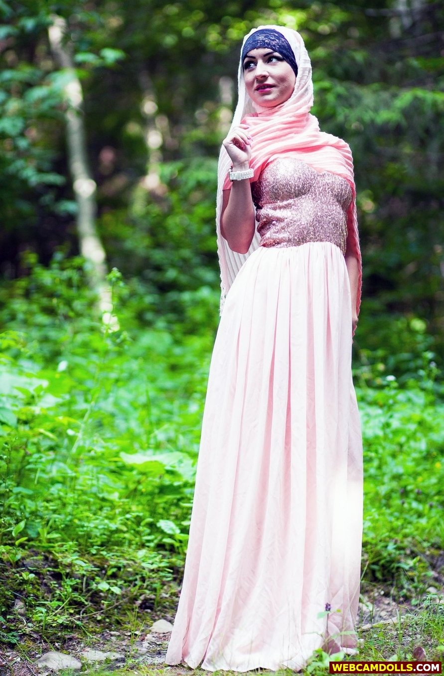 Arab Girl wearing Pink Long Dress on Webcamdolls