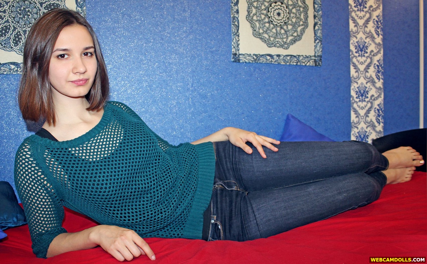 Brunette Girl wearing Green Woollen Fishnet Sweater and Blue Denim Jean on Web Camdolls