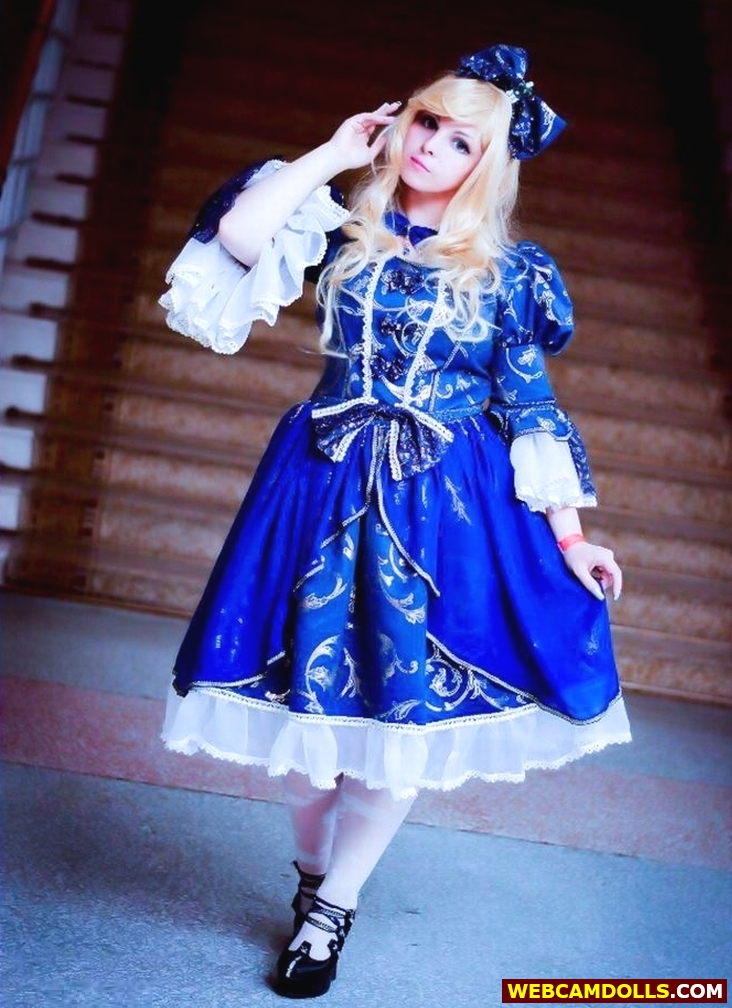Cosplay Girl in Alice in Wonderland Costume and White Stockings on Webcamdolls
